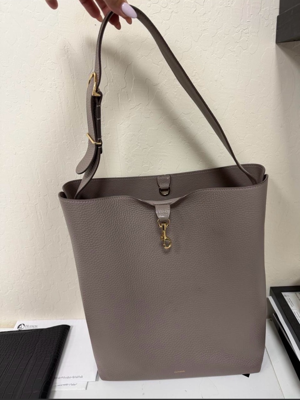 Cuyana Oversized Linea Bag in Clay - Picture 6 of 10